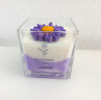 Vela artesanal elaborada en envase de cristal, con un diseño limpio y elegante que se adapta a cualquier ocasión. 