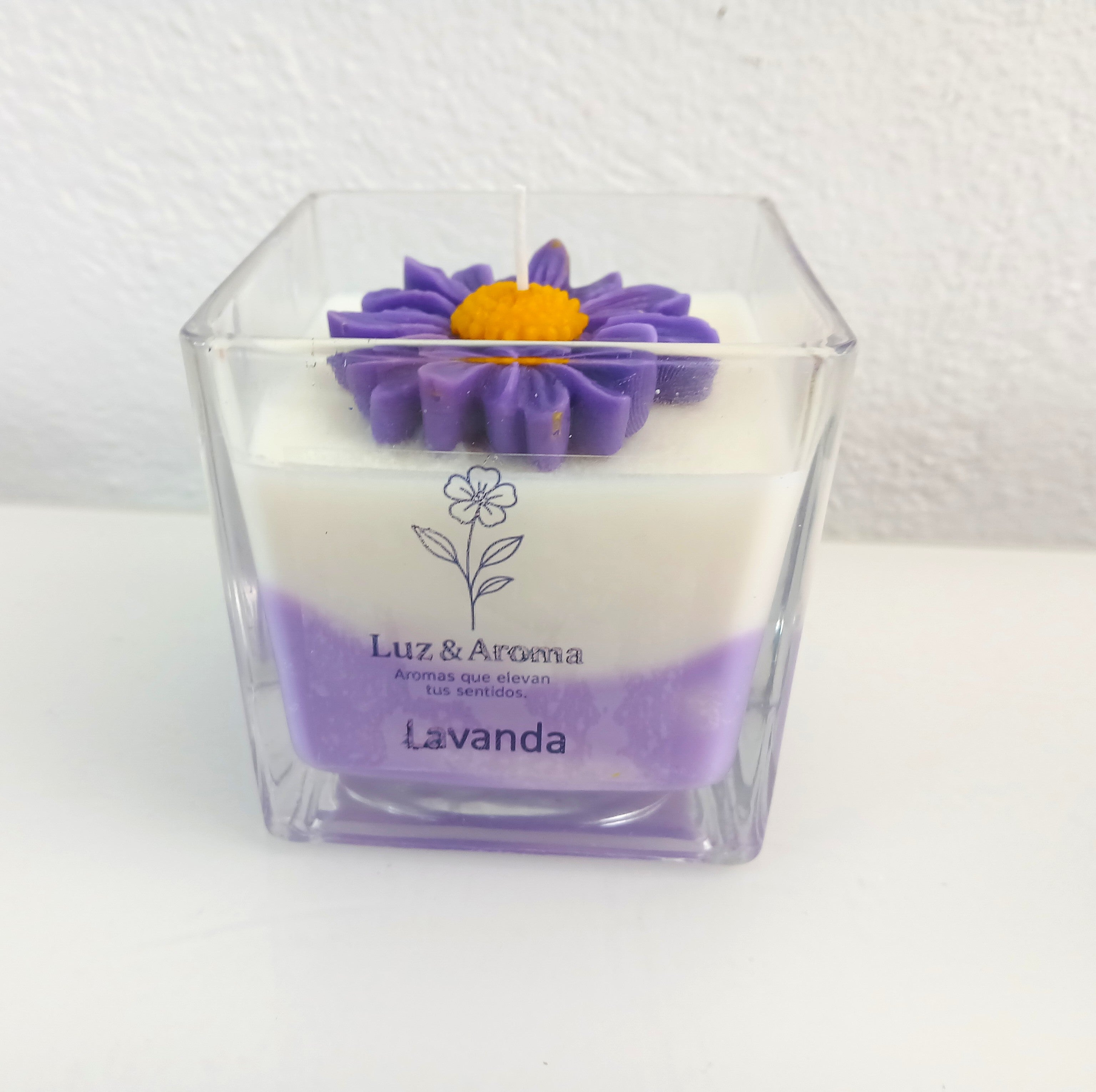 Vela artesanal elaborada en envase de cristal, con un diseño limpio y elegante que se adapta a cualquier ocasión. 