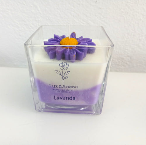 Vela artesanal elaborada en envase de cristal, con un diseño limpio y elegante que se adapta a cualquier ocasión. 