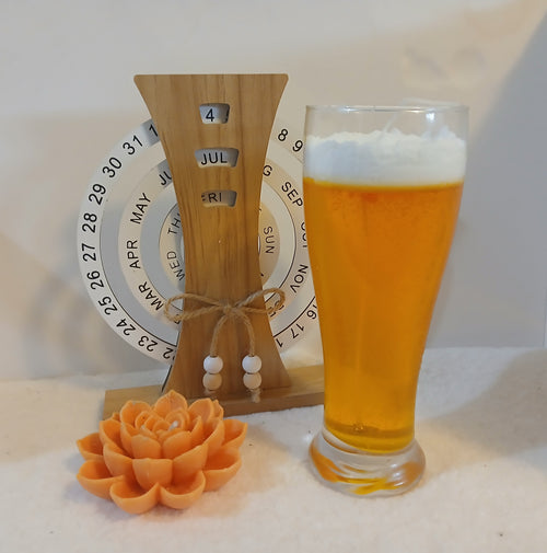 No es una cerveza. Es una vela en forma de cerveza. Decora tu espacio para recibir  visita. O regala algo único y especial.