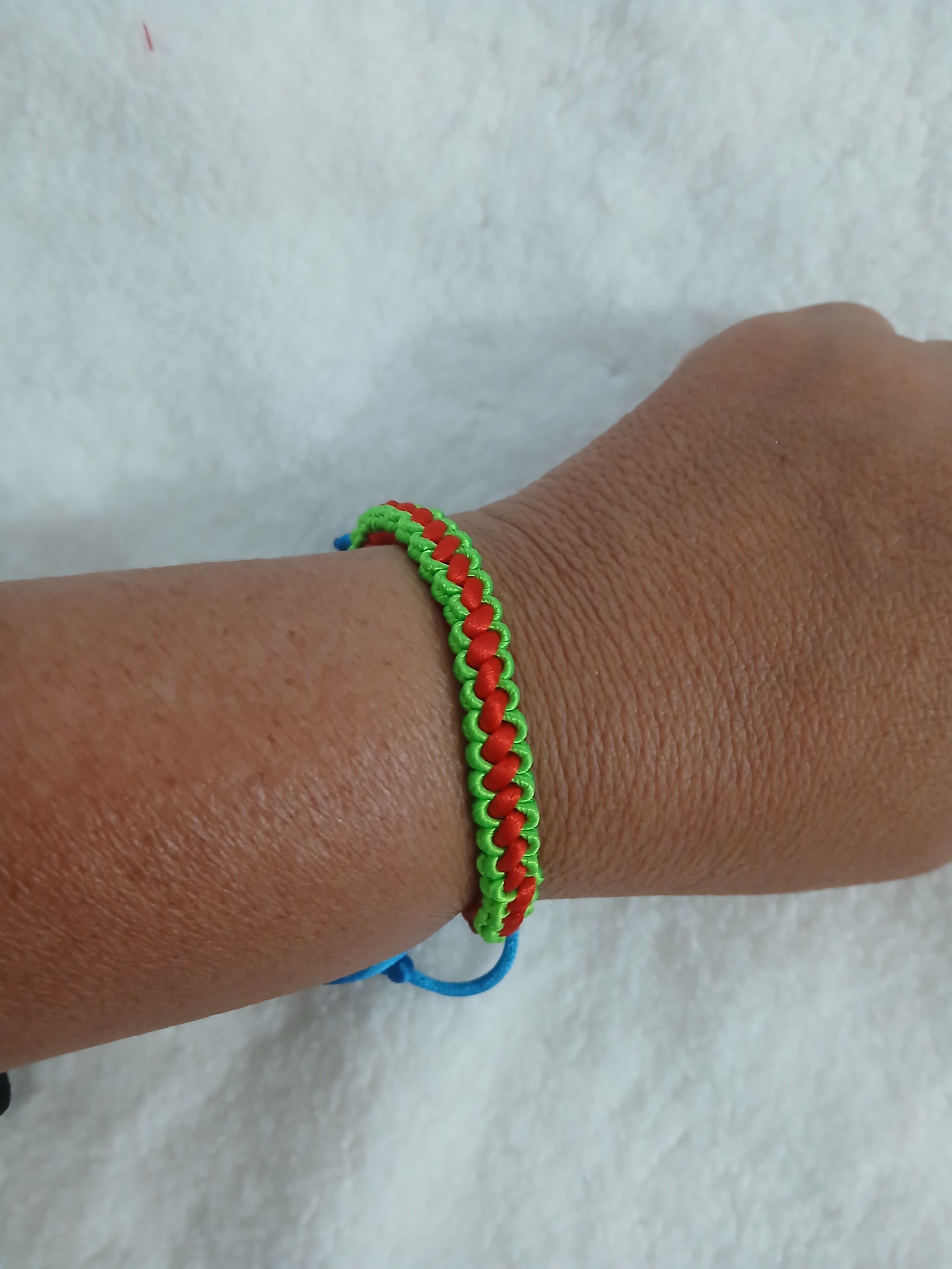 Pulsera Artesanal Tejida Roja y Verde