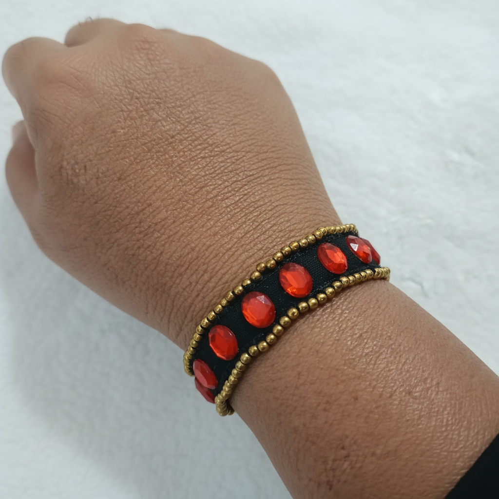 Brazalete Artesanal Gemas Rojas y Dorado